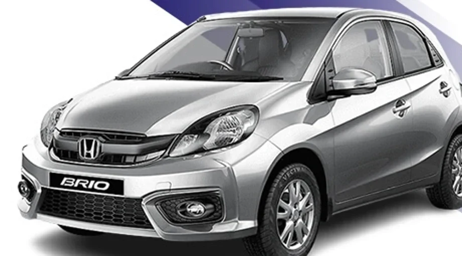 Honda Brio perak untuk layanan rental mobil di Depok