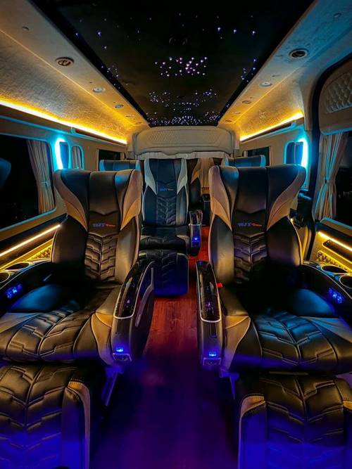 Interior Hiace dengan pencahayaan dan deretan kursi