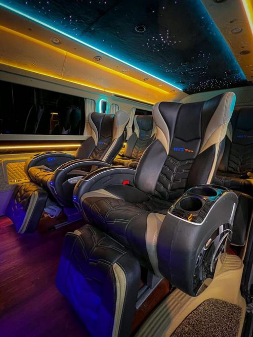 Deretan kursi penumpang pada interior Hiace