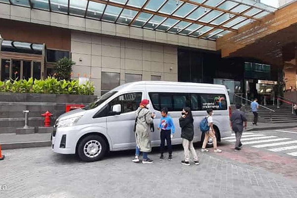 Penumpang di dekat minibus