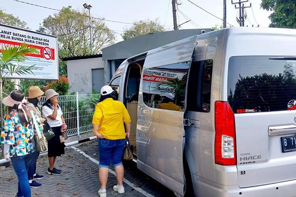 Penumpang bersiap naik ke minibus