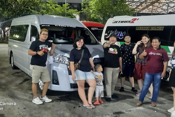 Rombongan berfoto di depan minibus
